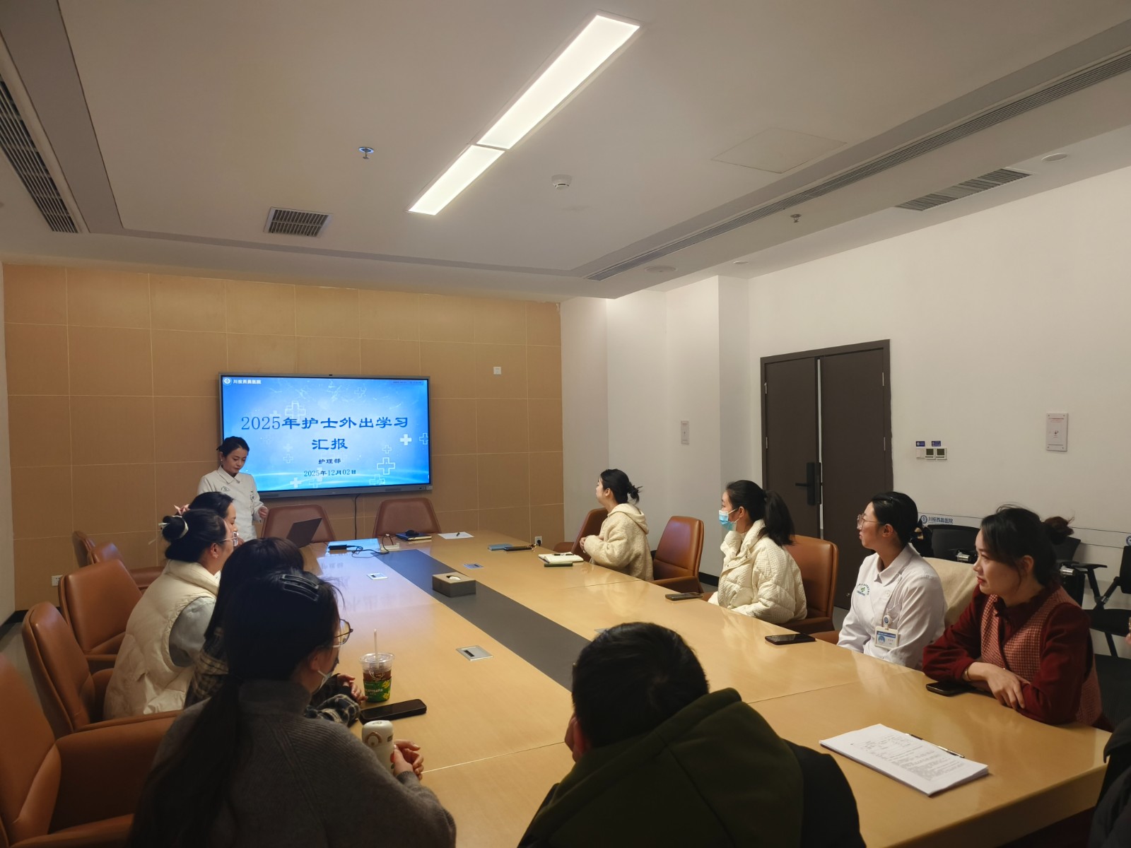 1765523959748024389.jpg 医院护理部组织2025年护理进修学习成果汇报交流会.jpg